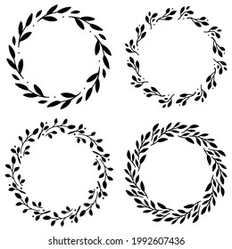 Conjunto de 4 coronas elásticas dibujadas a mano aisladas en fondo blanco, vector. Círculo de silueta de hojas. Estilo Doodle.Colección de marcos florales.