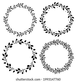 Conjunto de 4 coronas elásticas dibujadas a mano aisladas en fondo blanco, vector. Círculo de silueta de hojas. Estilo Doodle.Colección de marcos florales.