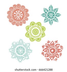 Conjunto de 5 flores de mandala en estilo dibujado a mano para impresiones, tela y tatuaje. Ilustración vectorial. Aislado en blanco