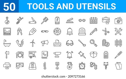 Satz von 50 Tools und Utensilien Web-Icons. Umriss von dünnen Linien wie Schere, Schlüsselring, Druckknopf, Handaxt, Badewanne, Schallwellenbalken, Tätowierung, Optik. Vektorgrafik