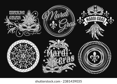 Conjunto de 6 etiquetas en blanco y negro con texto para la decoración del Mardi Gras carnavalesco en estilo vintage sobre fondo negro. Para impresiones, ropa, camisetas, artículos de vacaciones, cosas, diseño de superficie.