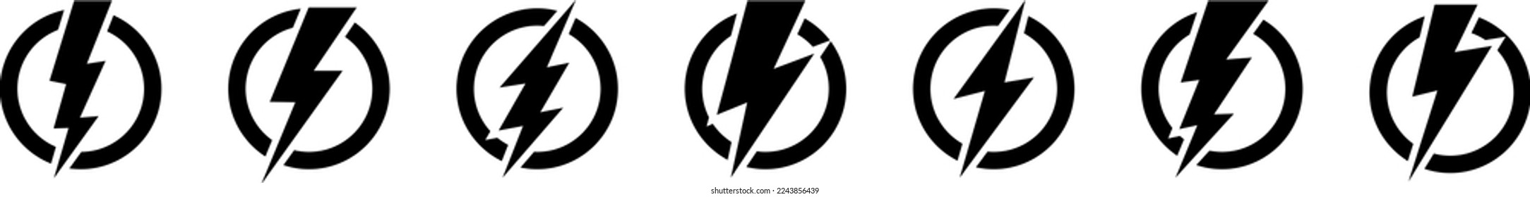 Set von 7 Blitzflachen Symbolen. Thunderbolts-Symbole einzeln auf schwarzem Hintergrund. Vektorgrafik