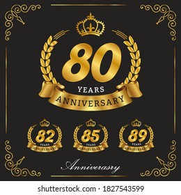 set 80, 82, 85, 89 logo del aniversario de oro, con cinta de oro, corona de laurel aislada en fondo negro, diseño vectorial para celebración de cumpleaños