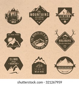 Conjunto de 9 etiquetas de aventura con diferentes diseños de tipo en estilo vintage