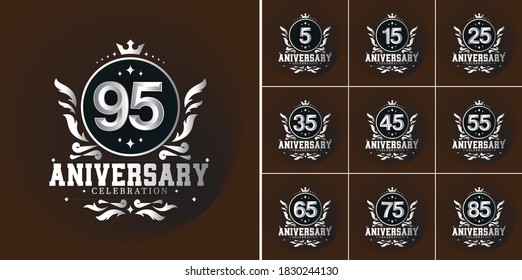 set 95, 5, 15, 25, 35, 45, 55, 65, 75, 85 años logo con elegante color plateado aislado en fondo marrón para la celebración