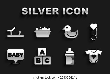 Ponga bloques ABC, pin para ropa de bebé, botella, pato de caucho, zapatos e ícono de bañera. Vector