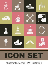 Set ABC-Blöcke, Bogen-Spielzeug, Puzzle-Stücke, Spielzeug-Bausteine, Yoyo, Auto, Baby-Dummy-Schnuller und Pfeil mit Sauger-Tipp-Symbol. Vektor