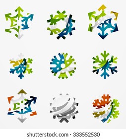 Conjunto de íconos abstractos coloridos del logo del copo de nieve, conceptos de invierno, diseño geométrico moderno y limpio. Creado con líneas abstractas transparentes