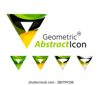 Conjunto de triángulos abstractos del logotipo de la compañía geométrica, flechas. Ilustración vectorial del concepto de forma universal hecho de varios elementos superpuestos de ondas