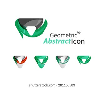 Conjunto de triángulos abstractos del logotipo de la compañía geométrica, flechas. Ilustración vectorial del concepto de forma universal hecho de varios elementos superpuestos de ondas