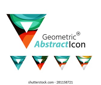 Conjunto de triángulos abstractos del logotipo de la compañía geométrica, flechas. Ilustración vectorial del concepto de forma universal hecho de varios elementos superpuestos de ondas