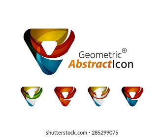 Conjunto de triángulos abstractos del logotipo de la compañía geométrica, flechas. Ilustración vectorial del concepto de forma universal hecho de varios elementos superpuestos de ondas
