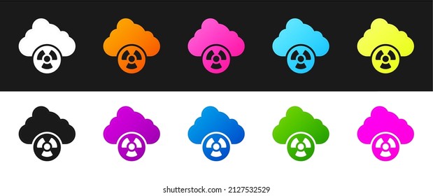 Establezca la lluvia ácida y el icono de nube radioactiva aislado en fondo blanco y negro. Efectos de la contaminación atmosférica tóxica en el medio ambiente.  Vector