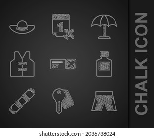 Set Airline ticket, llave de la cerradura de la puerta del hotel, pantalones cortos, botella de Whiskey, Snowboard, chaleco salvavidas, paraguas protector del sol y icono del sombrero femenino elegante. Vector