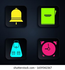 Wecker, Ringglocke, Schulrucksack und Notebook einrichten. Schwarze Quadrat-Taste. Vektorillustration