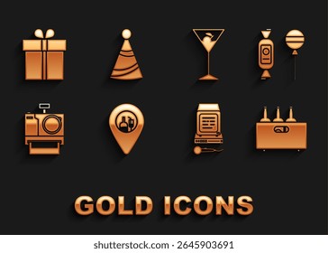 Definir localização do bar de álcool ou cerveja, Lollipop, Garrafas de vinho em caixa de madeira, Karaoke, Câmera fotográfica, vidro Martini, ícone de chapéu de presente e festa. Vetor