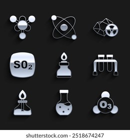 Ajuste o queimador de álcool ou espírito, tubo de ensaio, ozônio, dióxido de enxofre SO2, radioativo e ícone da molécula. Vetor
