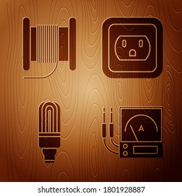 Das Ampere-Messgerät, der Multimeter, der Voltmeter, das Draht-Elektrokabel auf Rollen oder Trommel, die LED-Glühbirne und die elektrische Steckdose in den USA auf Holzhintergrund. Vektorgrafik