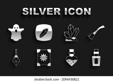 Coloca libro de magia antigua, escoba de brujas, botella con poción, piedra mágica, fantasma e ícono. Vector
