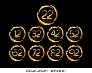 Fiesta de aniversario. Logotipo del aniversario con anillo y color dorado aislado en fondo negro, para web, afiche creativo, folleto, volante, revista, tarjeta de invitación