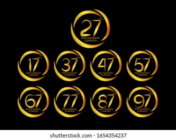 Fiesta de aniversario. Logotipo del aniversario con anillo y color dorado aislado en fondo negro, para web, afiche creativo, folleto, volante, revista, tarjeta de invitación