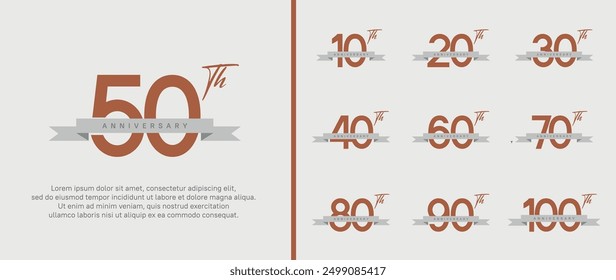 Conjunto de logotipo de aniversario color marrón plano número y cinta gris sobre fondo blanco para la celebración
