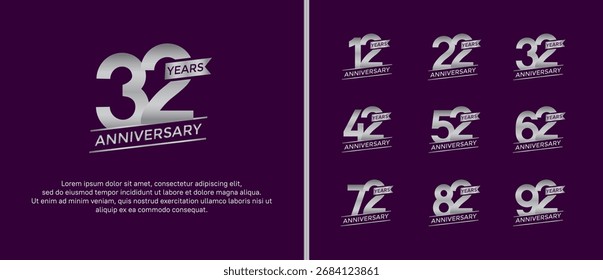 Conjunto de logotipo de aniversario de color plateado plano sobre fondo púrpura para el momento de la celebración
