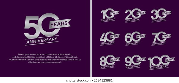 Conjunto de logotipo de aniversario de color plateado plano sobre fondo púrpura para el momento de la celebración
