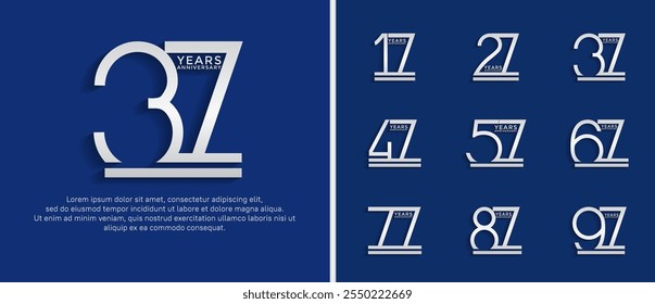 Conjunto de logotipo de aniversario color de plata sobre fondo azul para el momento de la celebración