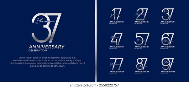 Conjunto de logotipo de aniversario color de plata sobre fondo azul para el momento de la celebración