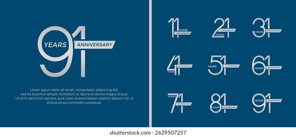 conjunto de cor de prata do logotipo de aniversário e fita no fundo azul para o momento da celebração
