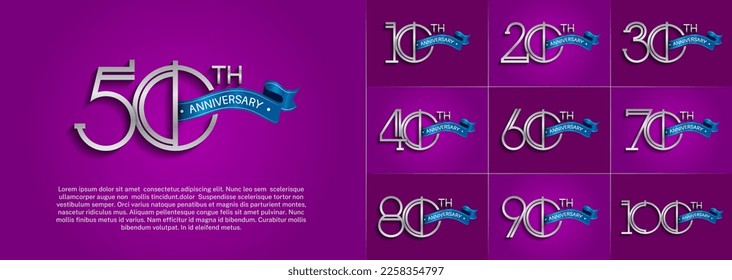 conjunto de aniversario logotipo color plata con cinta azul sobre fondo color púrpura para evento de celebración especial