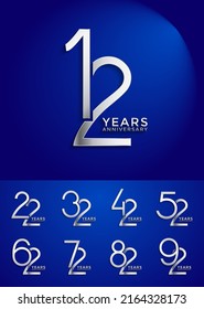 establecer el estilo del logotipo del color plateado aniversario con el número superpuesto en el fondo azul