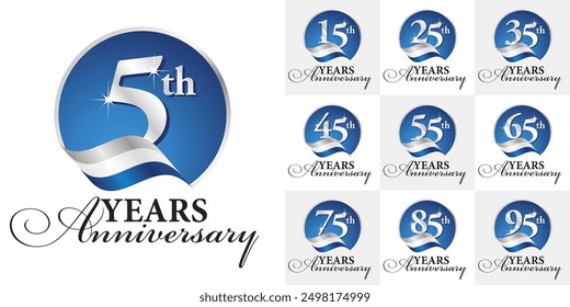 Conjunto de emblemas de círculo de diseño creativo de Vector de aniversario con cinta y números plateados color azul sobre fondo blanco para evento de celebración, invitación, saludo, Plantilla de Web, folleto y folleto