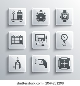 Establecer mediciones aproximadas, área, resorte mecánico de escala de mano, multímetro, voltímetro, brújula de dibujo, calendario, escala con maleta e icono de reloj inteligente. Vector