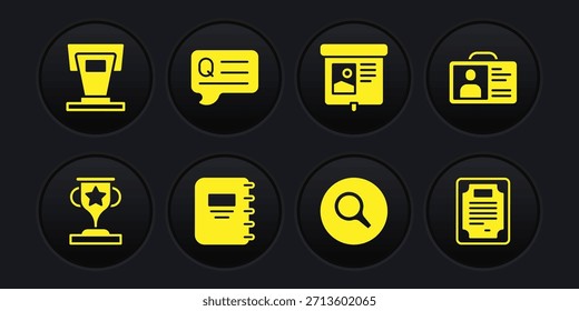 Taza del premio, insignia de la Identificación, cuaderno, lupa, pantalla de proyección, burbujas del discurso con la pregunta, Plantilla del certificado y el icono del soporte del escenario. Vector