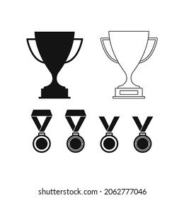 Eine Reihe von Medaillen und Tassen. Preise für den Gewinn des Wettbewerbs. Vektorgrafik, flaches Design, schwarzer Umriss, dunkle Silhouette, einzeln auf weißem Hintergrund, EPS10.