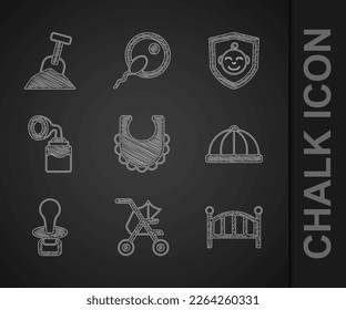 Ponga la bib para bebés, el cochecito, la cama de cuna, el sombrero, el pacificador fico, la bomba de pecho, en el escudo y la caja de arena con el icono de arena y pala. Vector