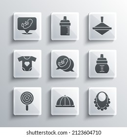 Set Baby-Hut, Bib, Flasche, Lollipop, Kleidung und Whirlpool-Spielzeugsymbol. Vektorgrafik