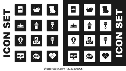 Ponga ropa de calcetines para bebé, botella, pasteles con velas en llamas, libro ABC, juguete para bebé Rattle, bañera e icono de un pacificador ficticio. Vector