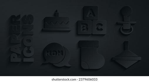 Ponga ropa de calcetines para bebé, un pacificador ficador ficticio, mamá de la burbuja del habla, juguete para Whirligig, bloques ABC y pastel con un icono de candelabro con velas encendidas. Vector