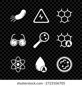 Conjunto de bacterias, signo de alto voltaje, fórmula química, átomo, gota de agua, gafas de laboratorio y microorganismos bajo el icono de la lupa. Vector