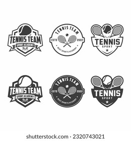 Juego de emblema de insignia Club de tenis, torneo, diseño del logo del tenis, raqueta de tenis y vector de pelota sobre fondo blanco