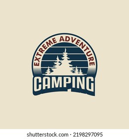 Abenteuer im Freien, mit Silhouetten aus Wald, Zelt, Berg, Feuer im Retro-Stil der Jahrgänge. Illustrationslogo