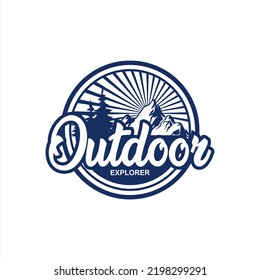 conjunto de emblemas de insignia y parches de logo, camping, aventura al aire libre, con siluetas de bosque, tienda, montaña, hoguera al estilo retro vintage. logotipo de ilustración