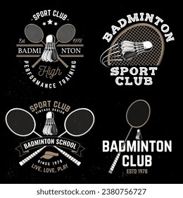 Juego de insignia deportiva de bádminton, parche, emblema, logotipo. Ilustración vectorial. Etiqueta de bádminton vintage con siluetas de raqueta y de maletero. Concepto de camisa o logotipo, impresión, sello o etiqueta