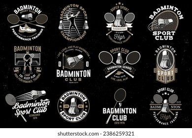 Set von Badminton Sport-Button, Patch, Emblem, Logo. Vektorgrafik. Vintage Badminton Label mit Schläger, Spieler und Shuttlescock Silhouetten. Konzept für Hemd oder Logo, Druck, Stempel oder Abschlag
