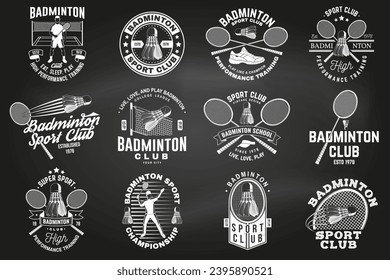 Juego de insignia deportiva de bádminton, parche, emblema, logotipo en la pizarra. Ilustración vectorial. Etiqueta vintage de bádminton con raqueta, reproductor y siluetas de barro. Concepto de camisa o logotipo, impresión, sello