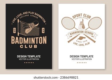 Juego de flyer vintage deportivo de bádminton, diseño de afiches. Vector. Plantilla editable con raqueta de bádminton, cordón de red y siluetas de carga. Afiches del torneo de Badminton para la competición deportiva.