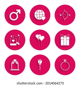 Coloca globos en forma de corazón con cinta, rosa de flor, anillo de compromiso de diamantes, caja de regalo, arco de bodas, dos marcos y corazones de fotos en blanco, flecha de arco e icono de símbolo de género masculino. Vector